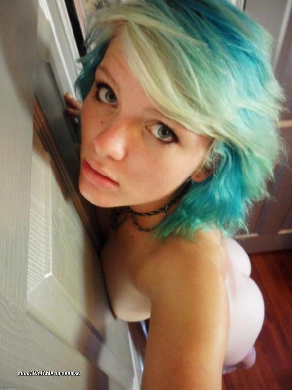 16P Wild punk babe likes posing naked and spreading