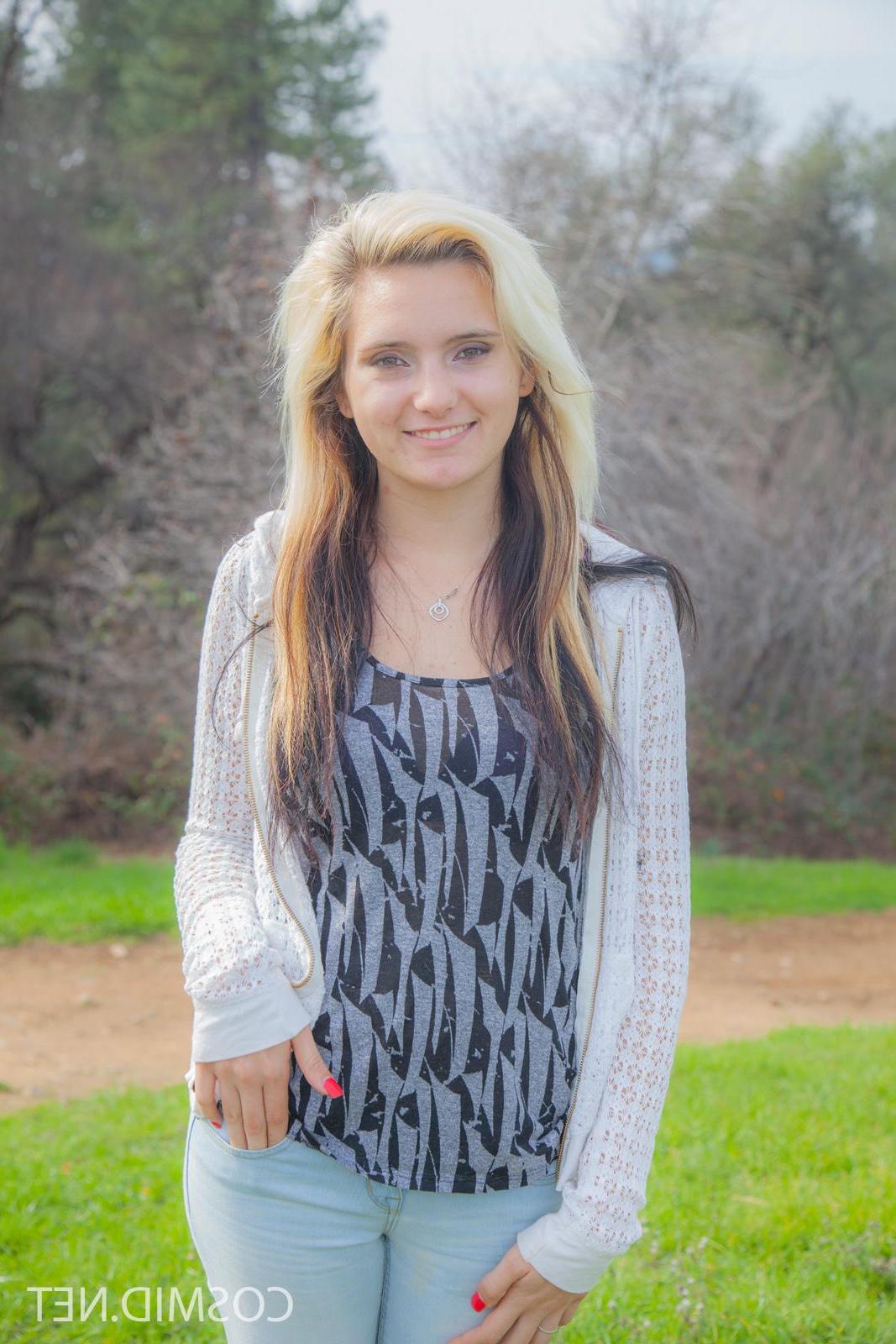 16P Blonde coed Desiree Bell strips outside in her first set