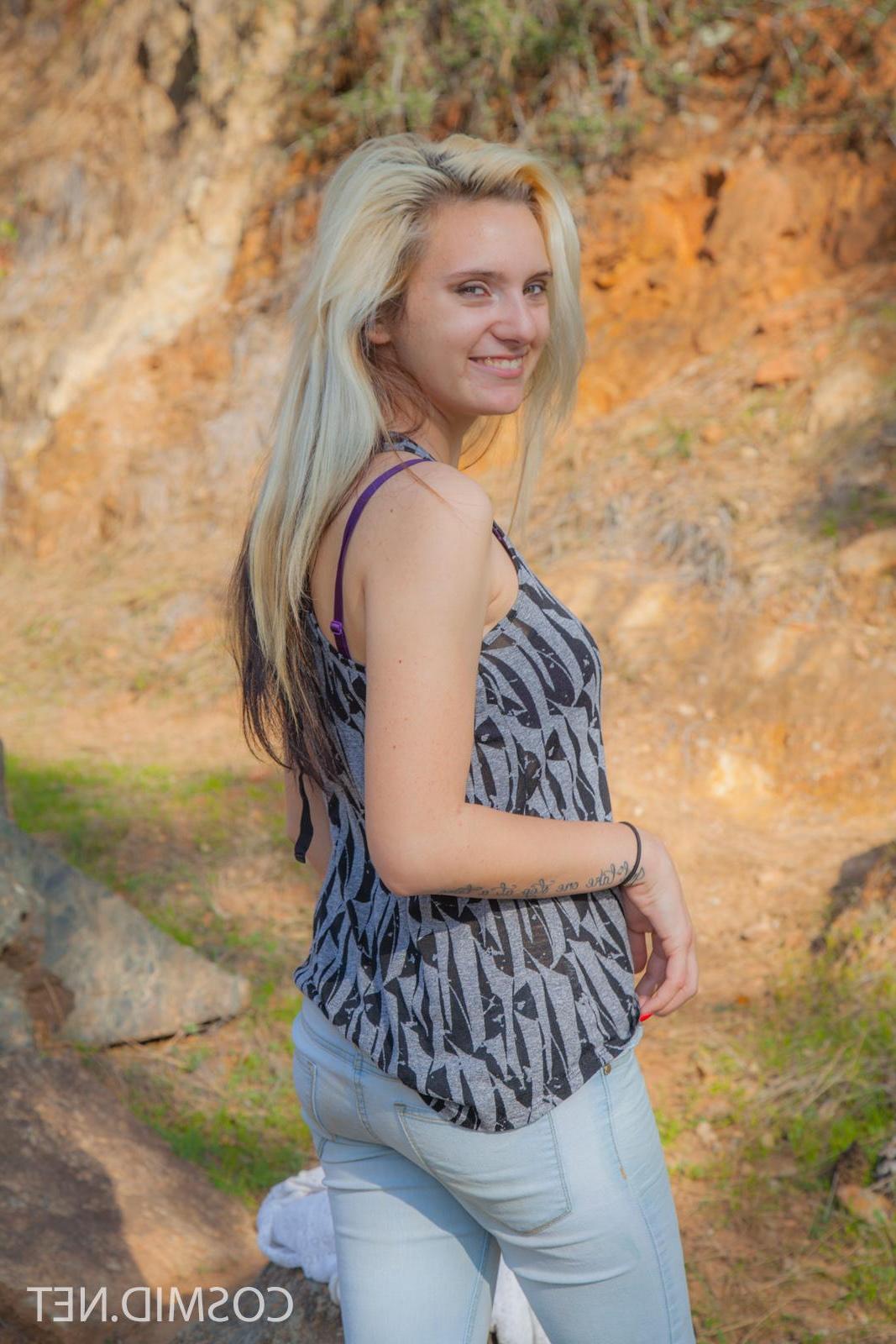16P Blonde coed Desiree Bell strips outside in her first set