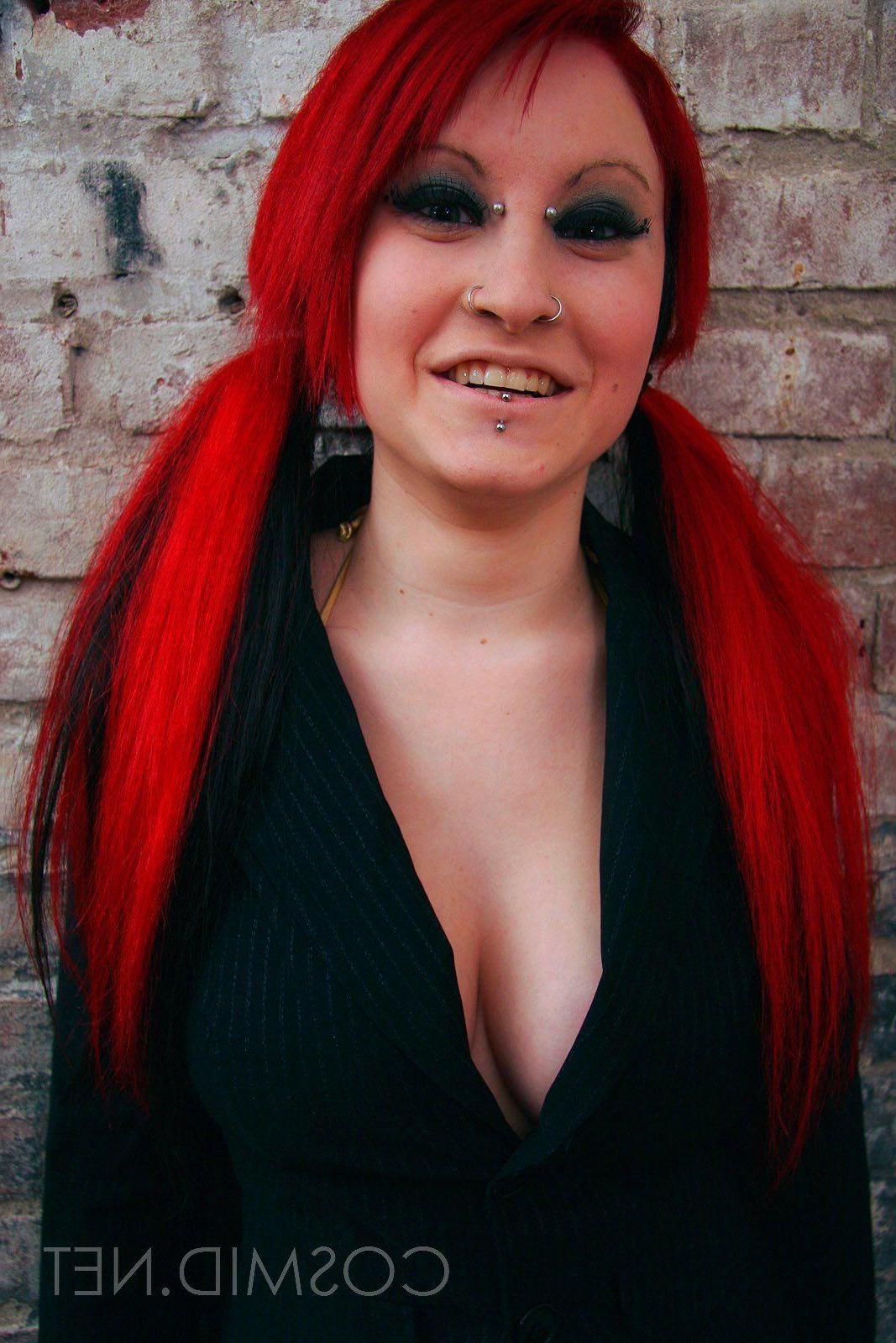 16P Pictures of a redhead girl showing her big boobies