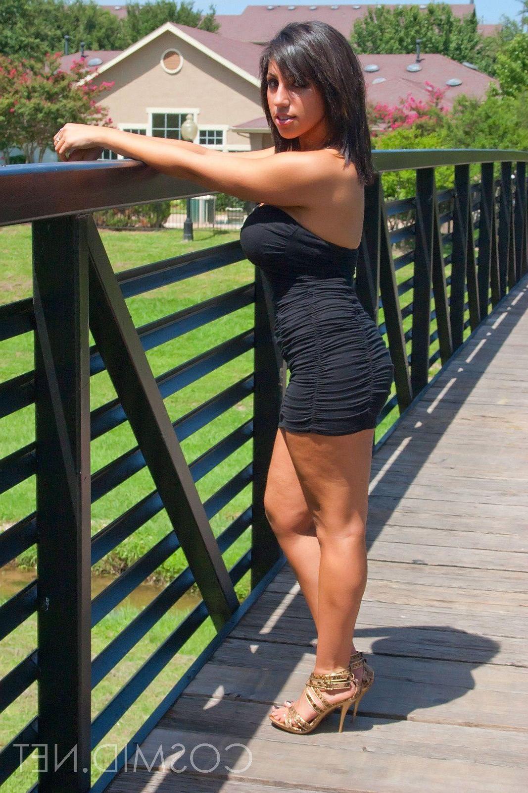 16P Pictures of a hot girl showing her sexy legs outside