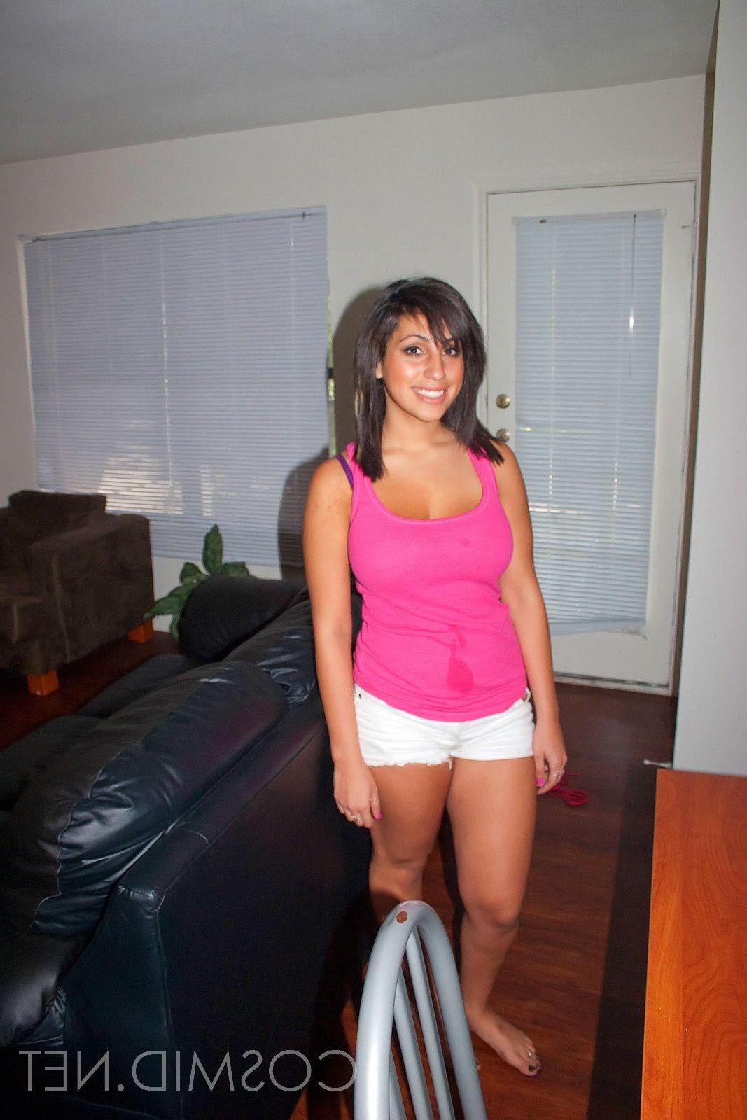 16P Pictures of a hot girl showing her sexy legs outside
