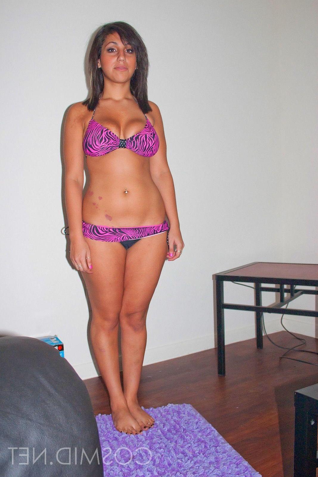 16P Pictures of a hot girl showing her sexy legs outside