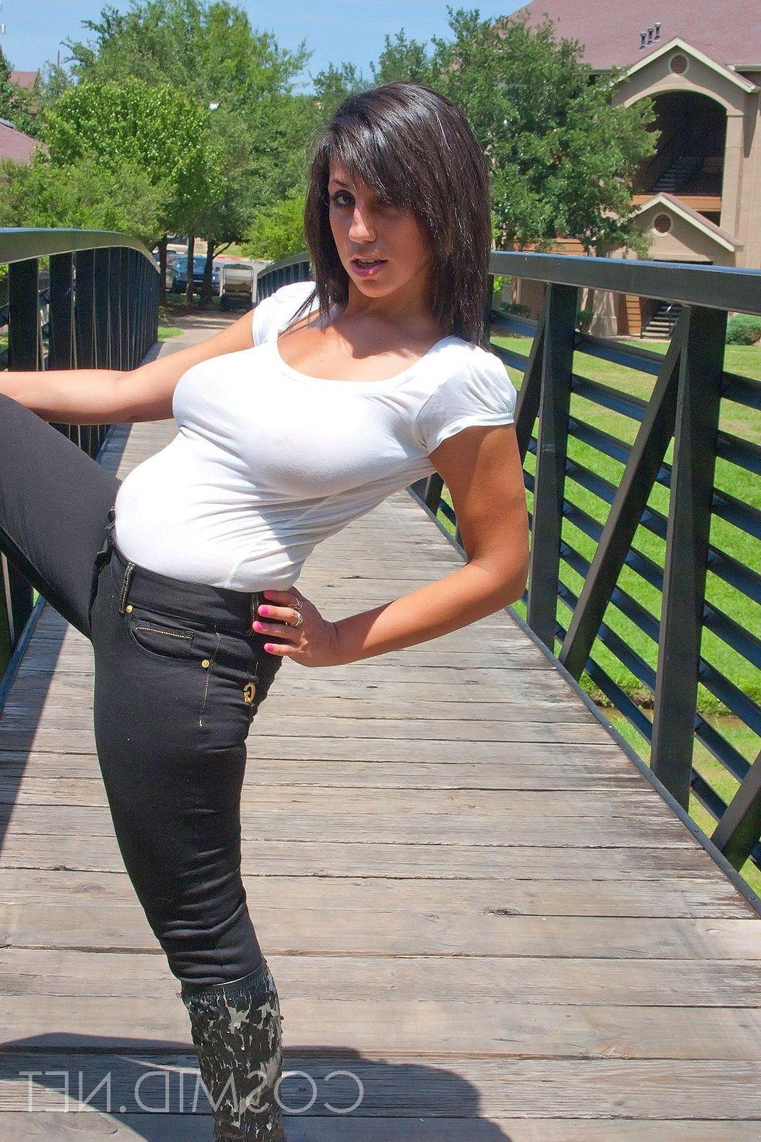 16P Pictures of a hot girl showing her sexy legs outside