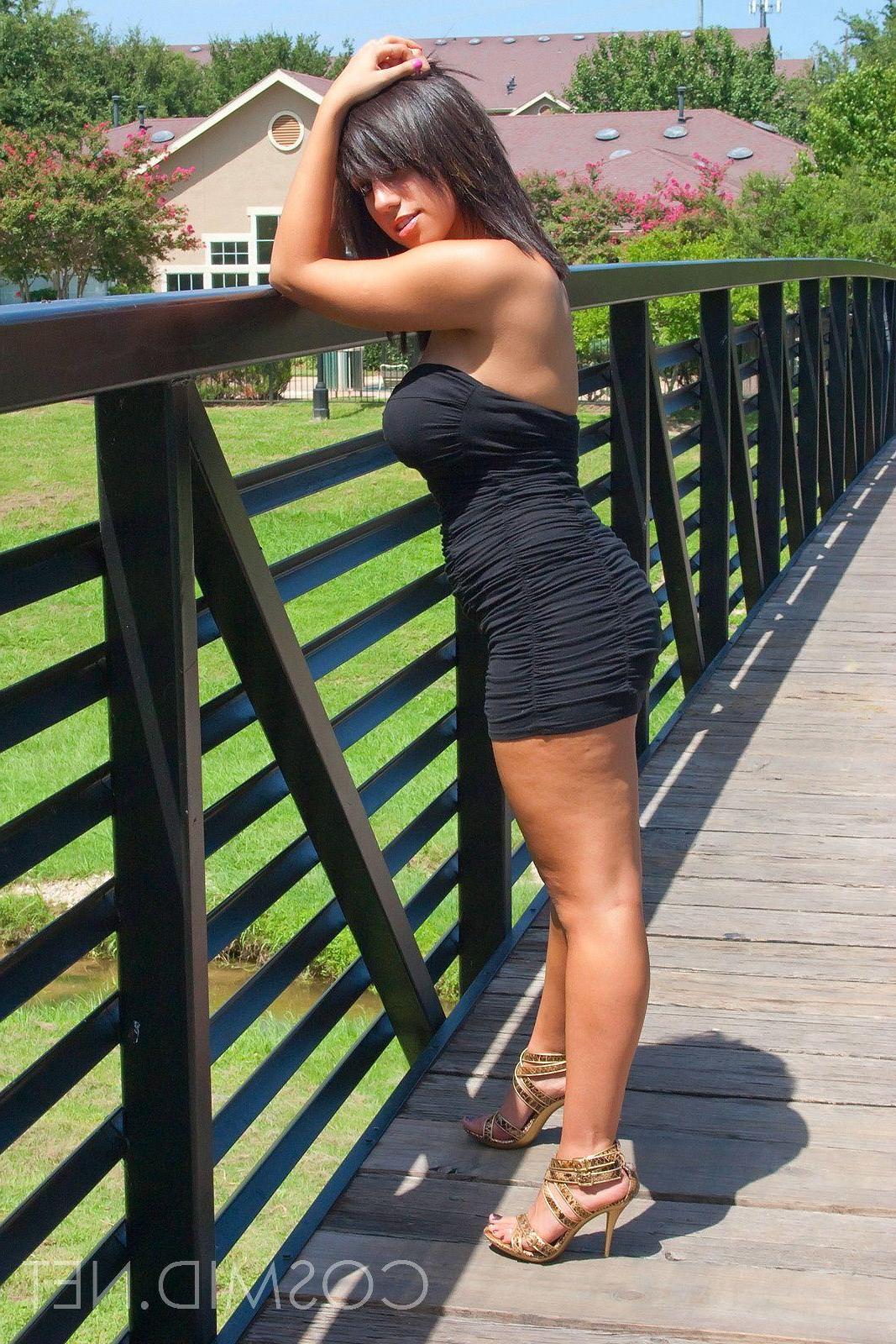 16P Pictures of a hot girl showing her sexy legs outside