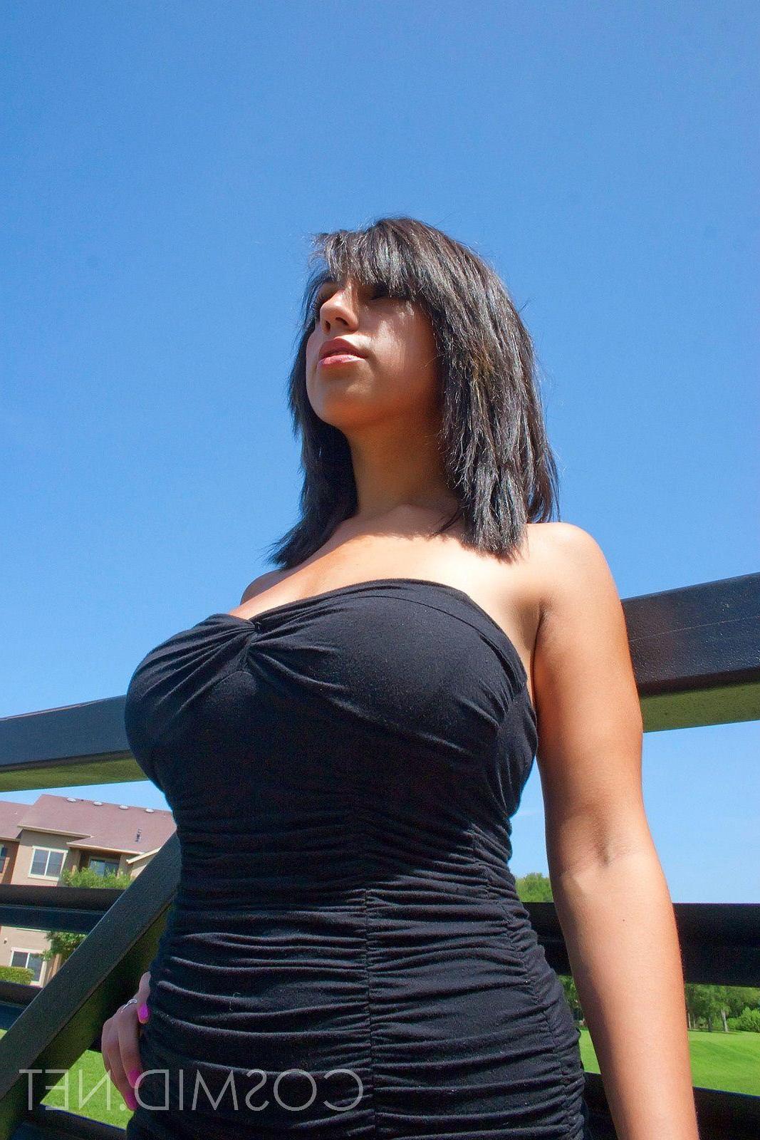 16P Pictures of a hot girl showing her sexy legs outside
