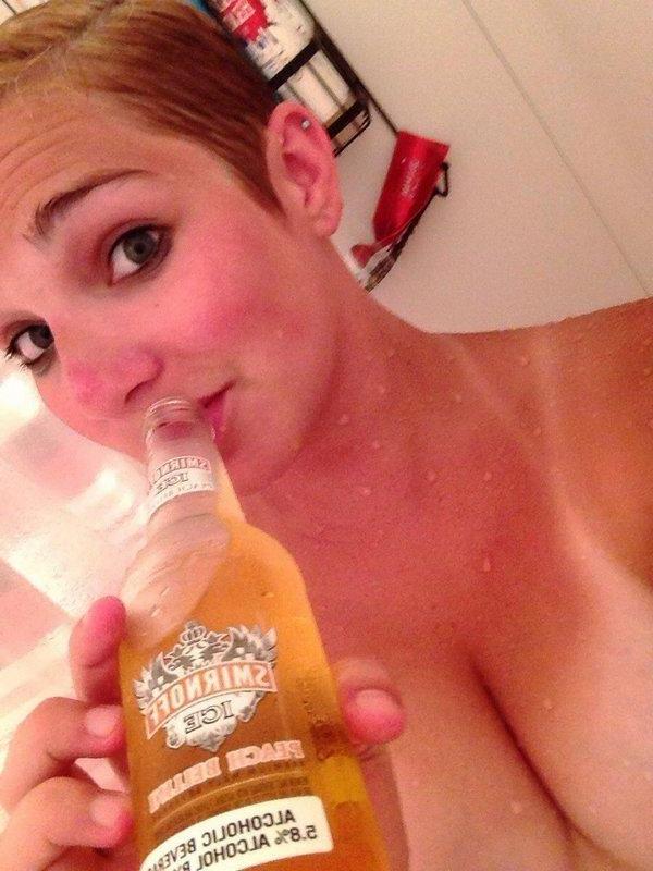 15P Hot college girls go wild on spring break