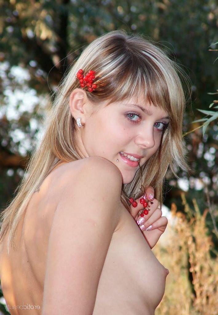 16P Blonde hottie Val invites you to join her for some naked fun in the lake
