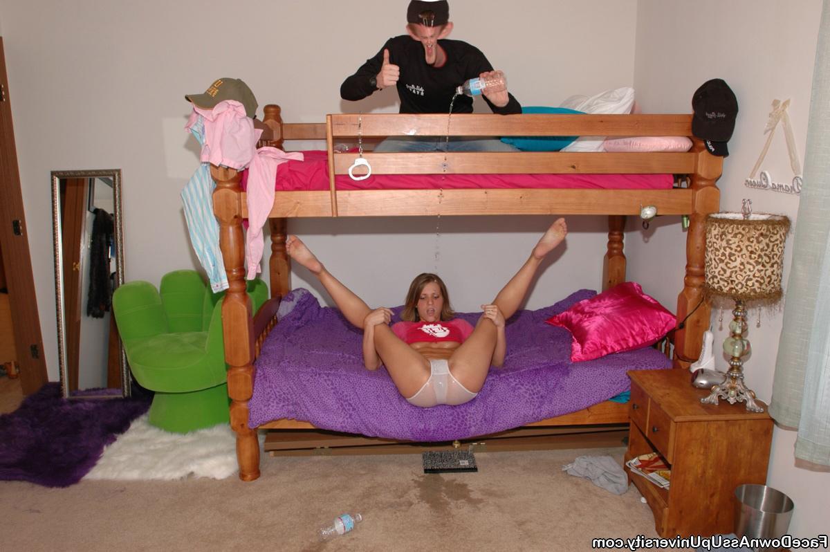 11P Random Teens Spreading Their Legs