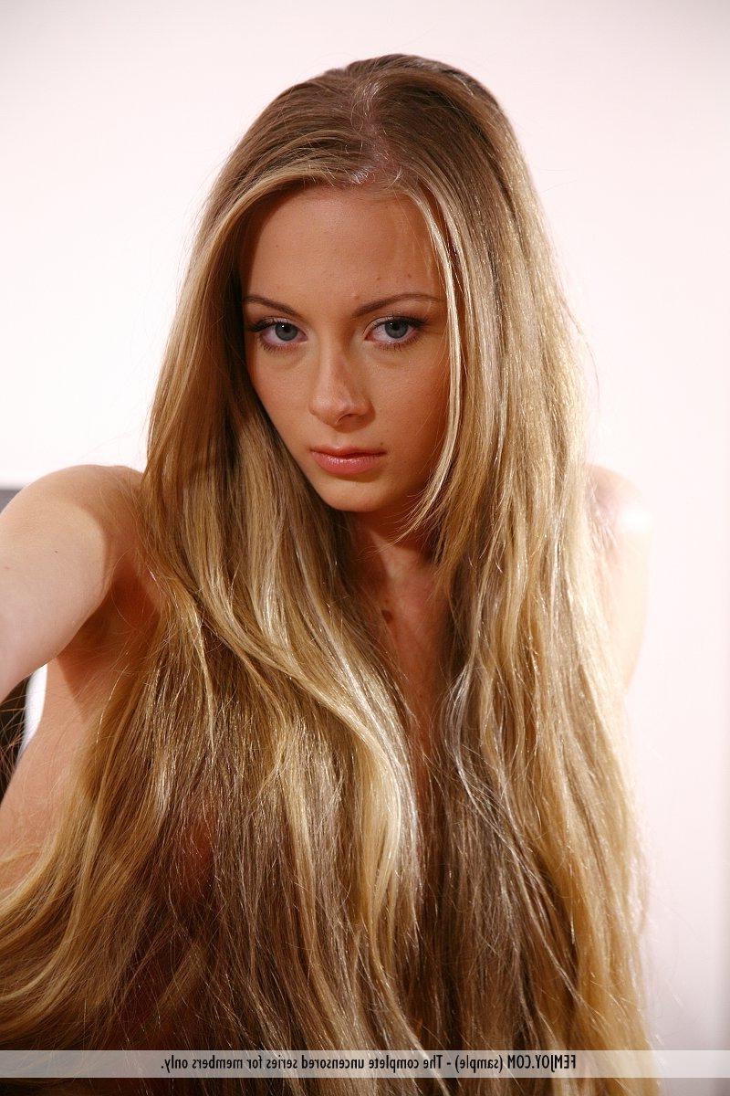 16P Pictures of hot blonde teen Francis spreading her legs in bed