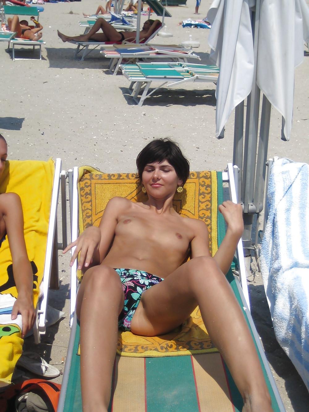 20P Naked beach 145.