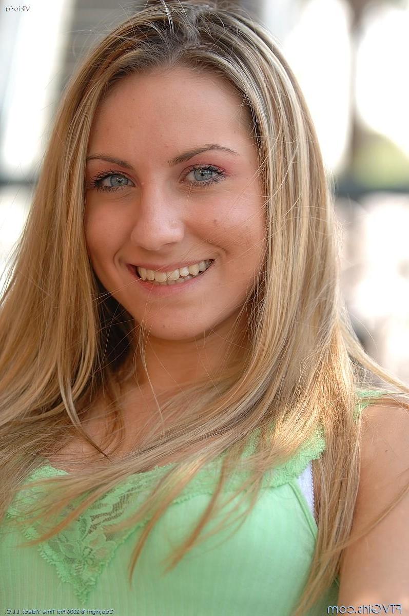 19P Pics of teen hottie Viktoria flashing outside
