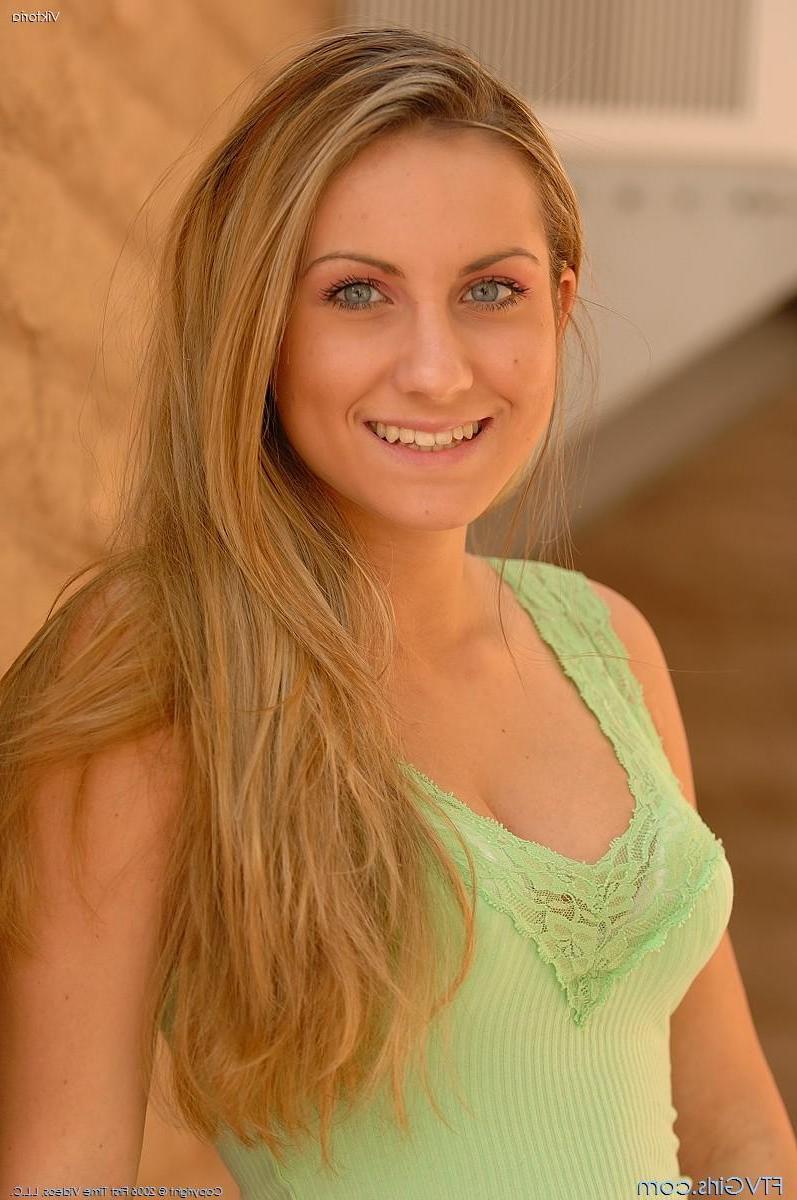 19P Pics of teen hottie Viktoria flashing outside