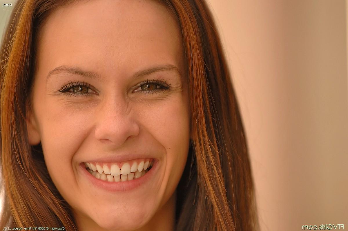 20P Pictures of teen babe Kara flashing outside