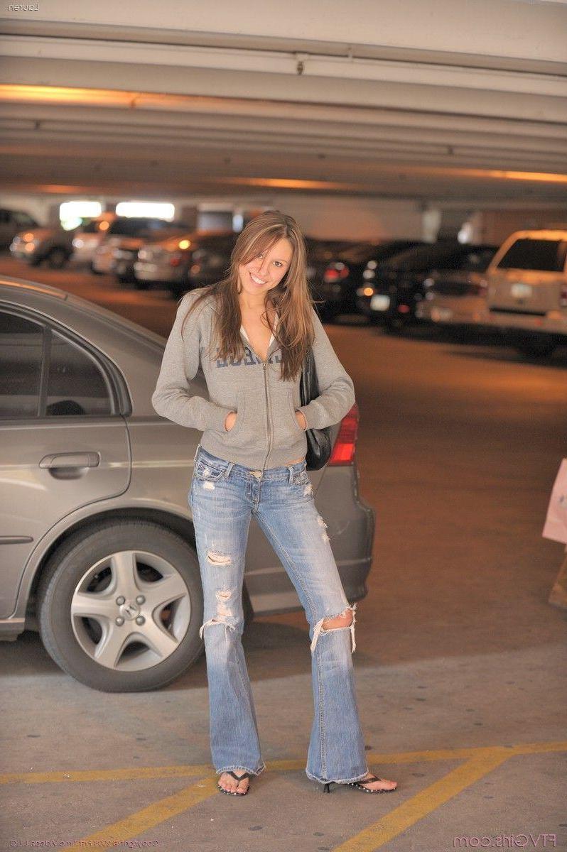 20P Pictures of teen slut Lauren flashing outside