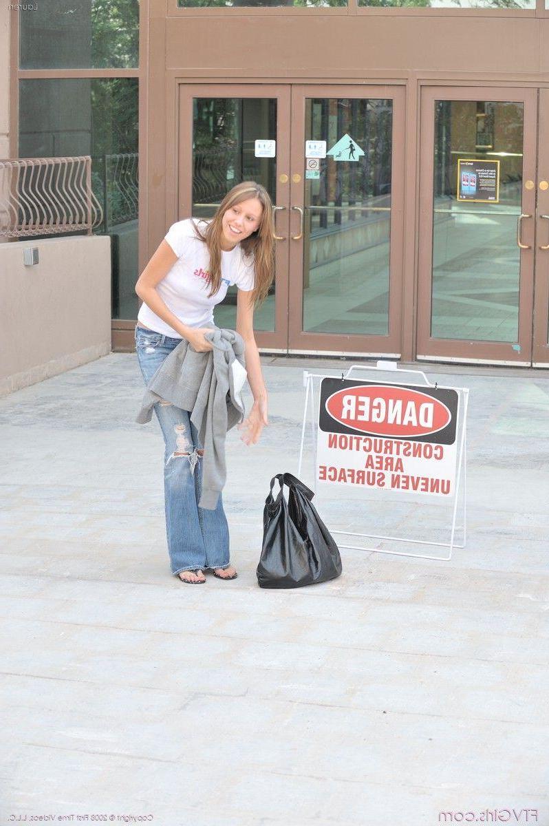 20P Pictures of teen slut Lauren flashing outside