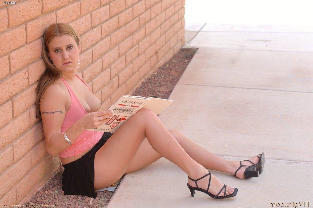 20P Pictures of Melanie flashing her pussy outside