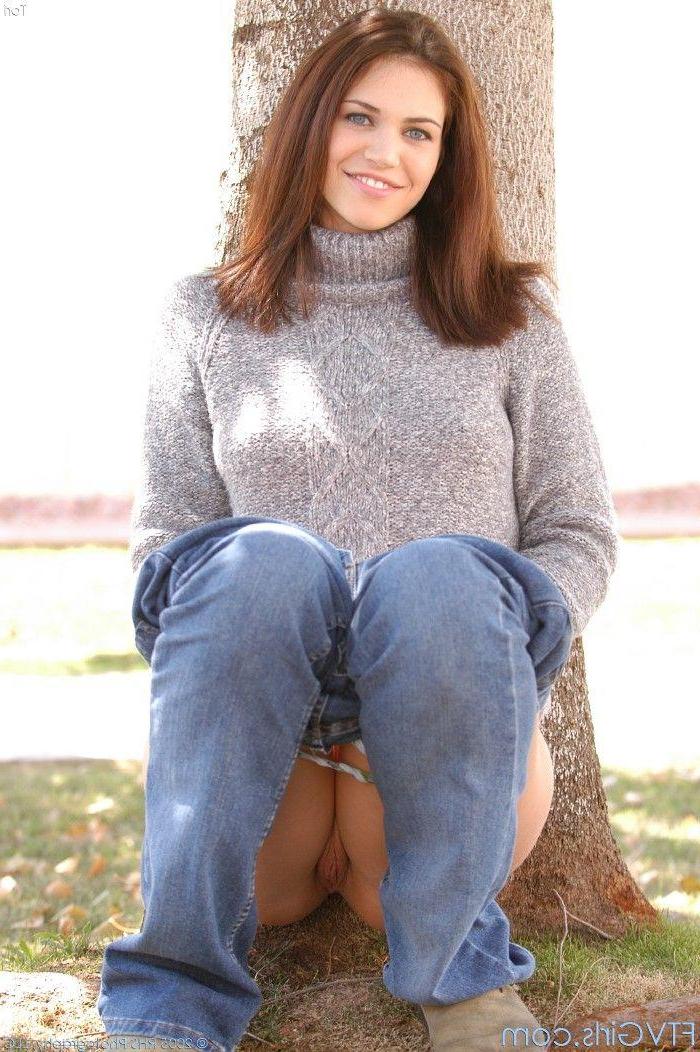 20P Pictures of teen slut Tori flashing outside