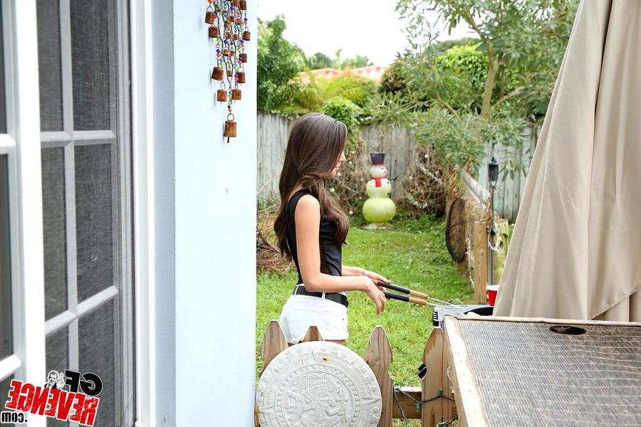 12P Brunette coed London Lynn makes a sex tape in the back yard