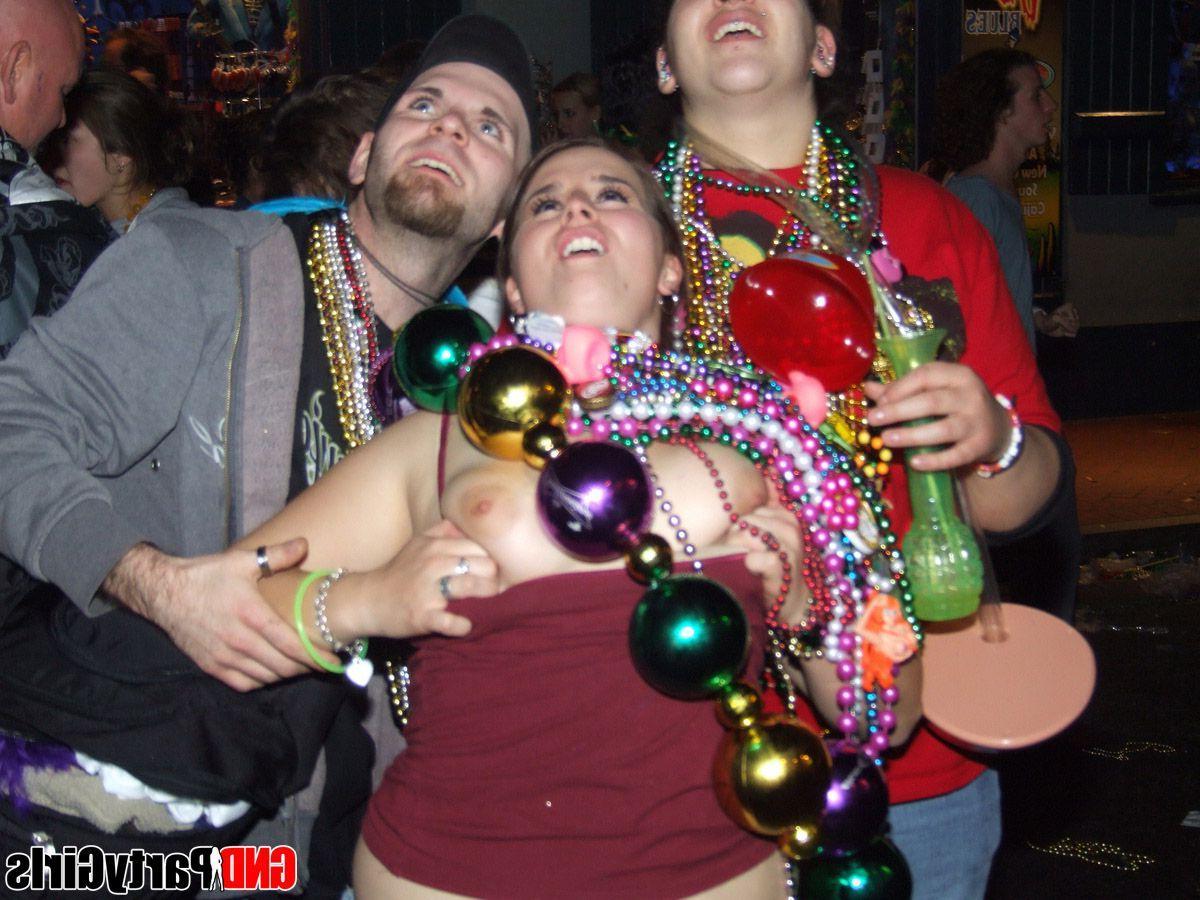 12P Pictures of wild teens flashing on mardi gras