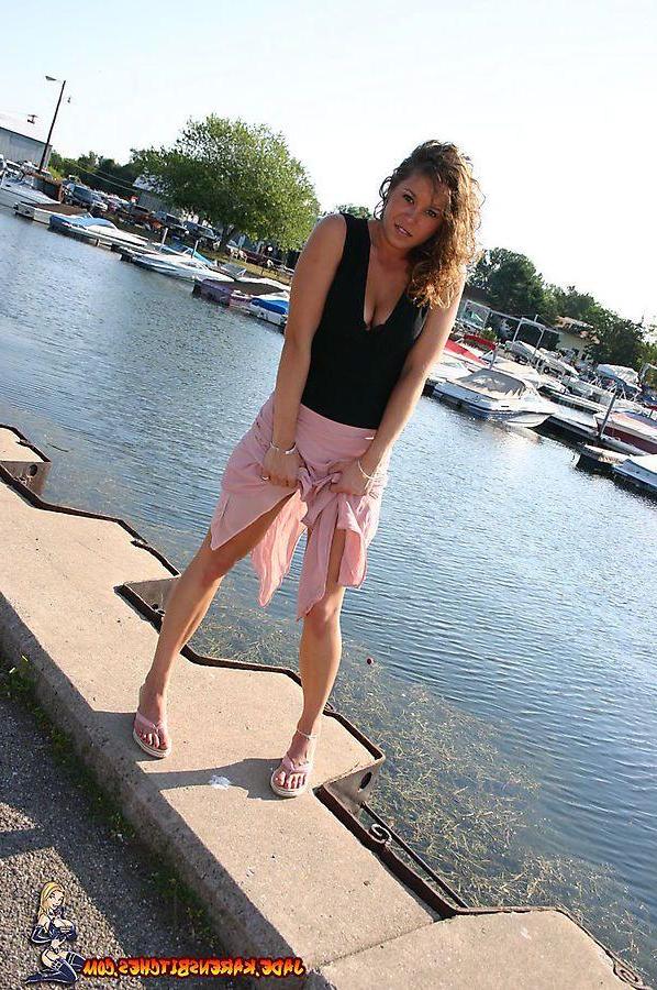 20P Pictures of teen girl Jade teasing with her sexy legs