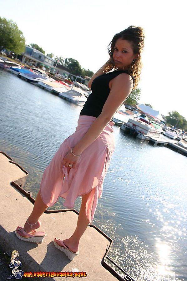 20P Pictures of teen girl Jade teasing with her sexy legs