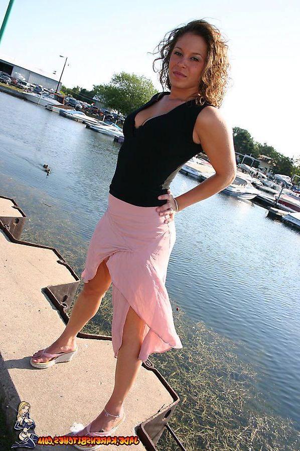 20P Pictures of teen girl Jade teasing with her sexy legs