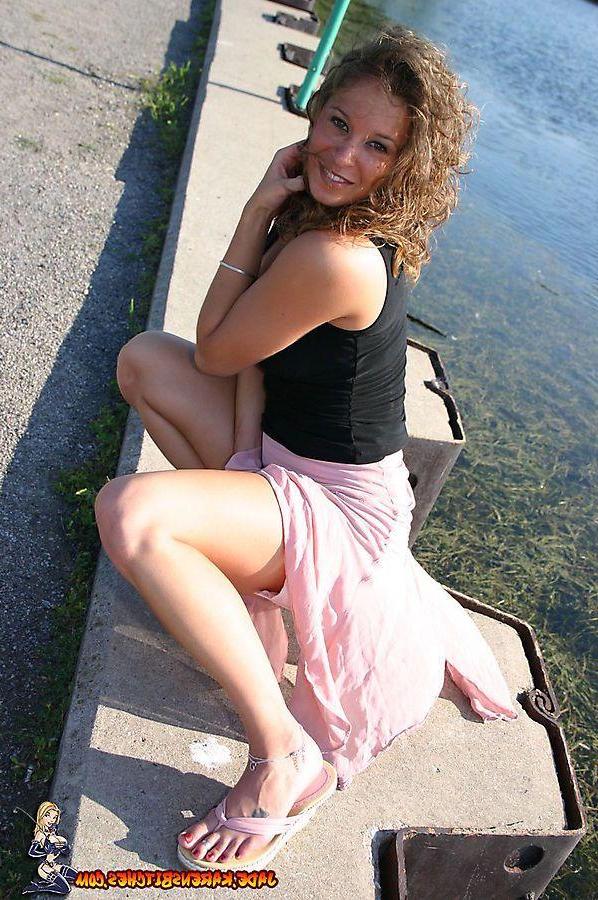 20P Pictures of teen girl Jade teasing with her sexy legs