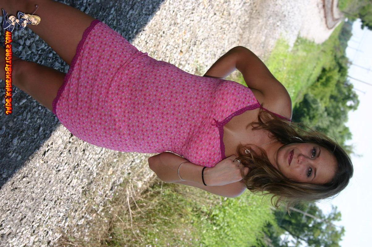 15P Pictures of a teen with hot legs outside