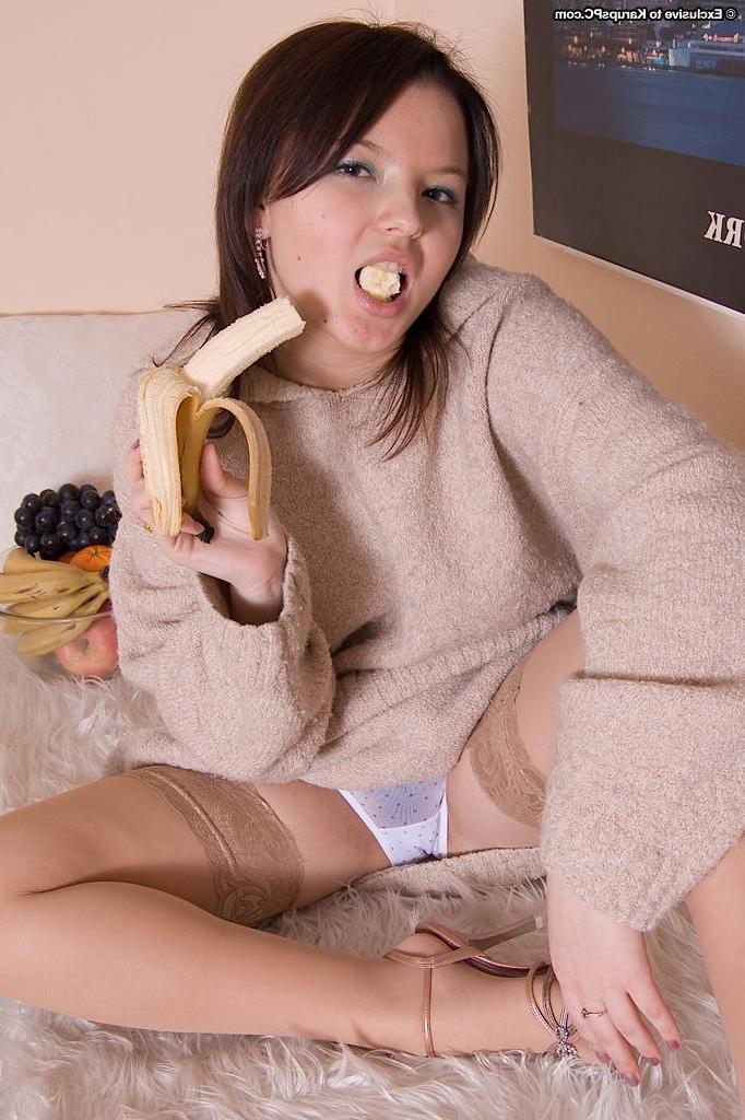16P Brunette girl Sherry spreads her hairy pussy