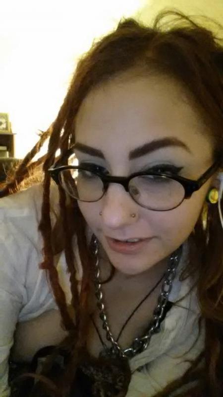 10P Pierced alternative GF displaying her naked body