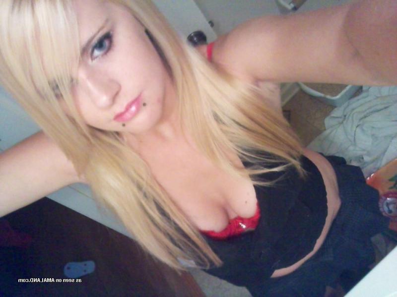 14P Heiße Galerie einer gepiercten und tätowierten blonden Freundin, die posiert