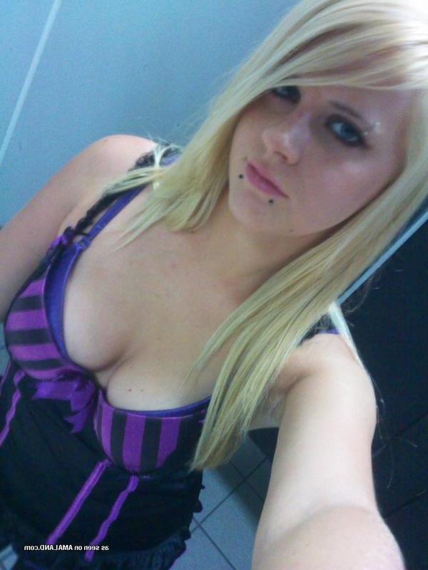 14P Heiße Galerie einer gepiercten und tätowierten blonden Freundin, die posiert