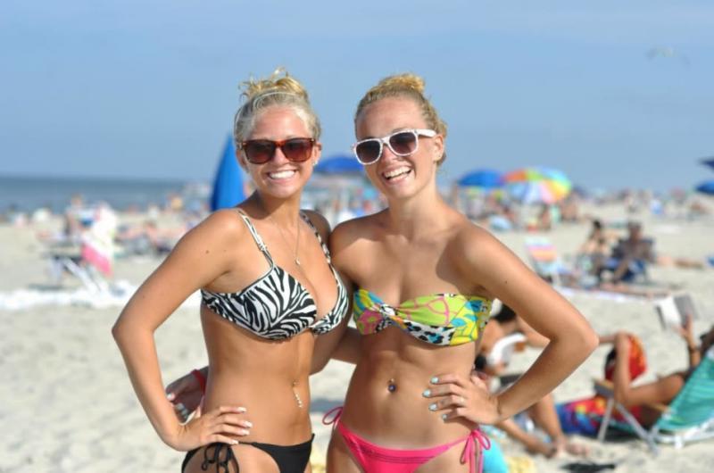 10P Hot and sexy bikini girlfriends flaunt their tight bodies