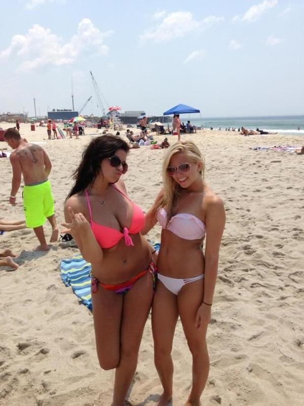 10P Hot and sexy bikini girlfriends flaunt their tight bodies