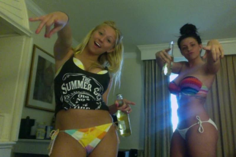 10P Hot and sexy amateur babes enjoying summer vacation