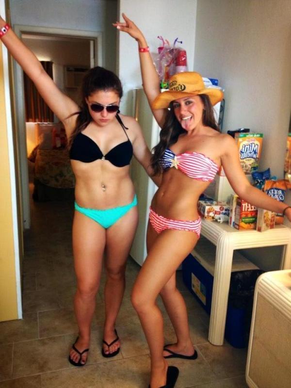 10P Hot and sexy amateur babes enjoying summer vacation