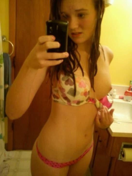 15P Hot college girlfriends show off their naughty bits