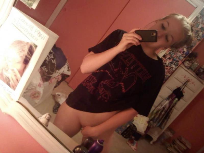 15P Hot college girlfriends show off their naughty bits