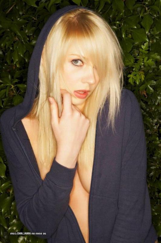 15P Picture compilation of a naughty blonde babe posing