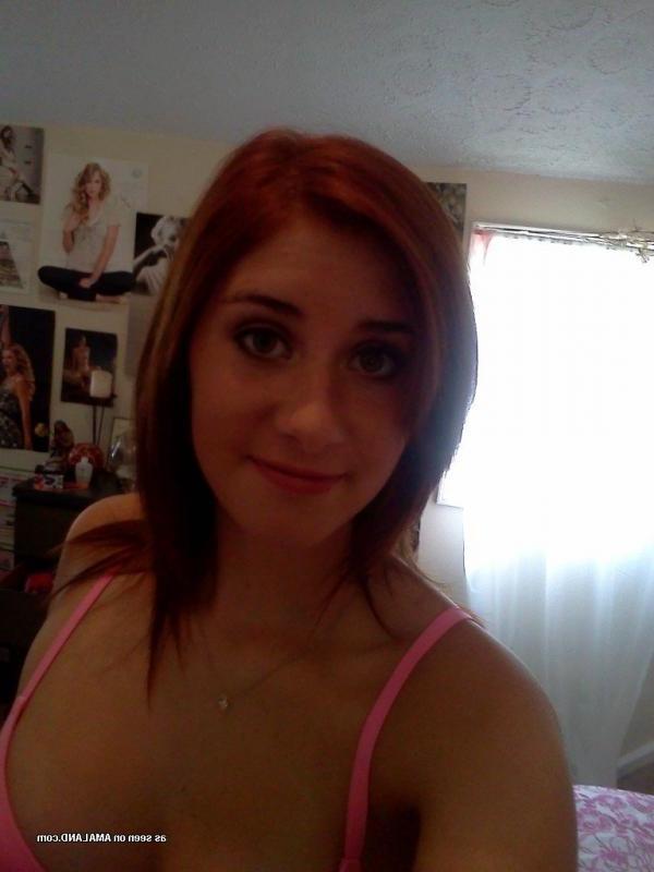 15P Redhead babe flashing her tits while camwhoring