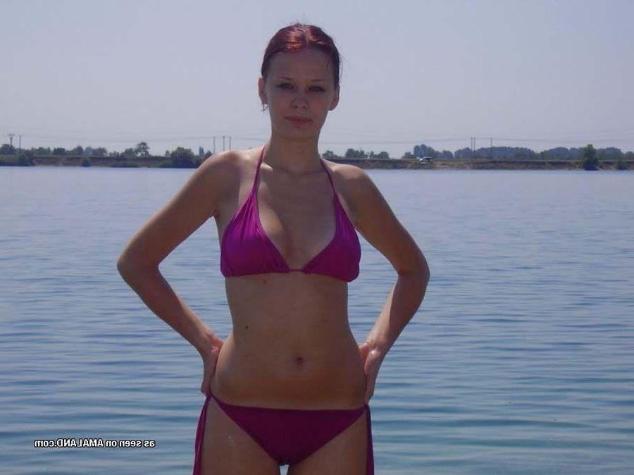 16P Pictures of a redhead girlfriend flashing