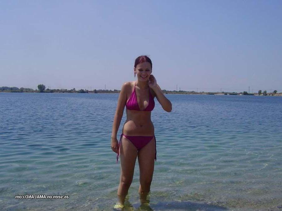 16P Pictures of a redhead girlfriend flashing