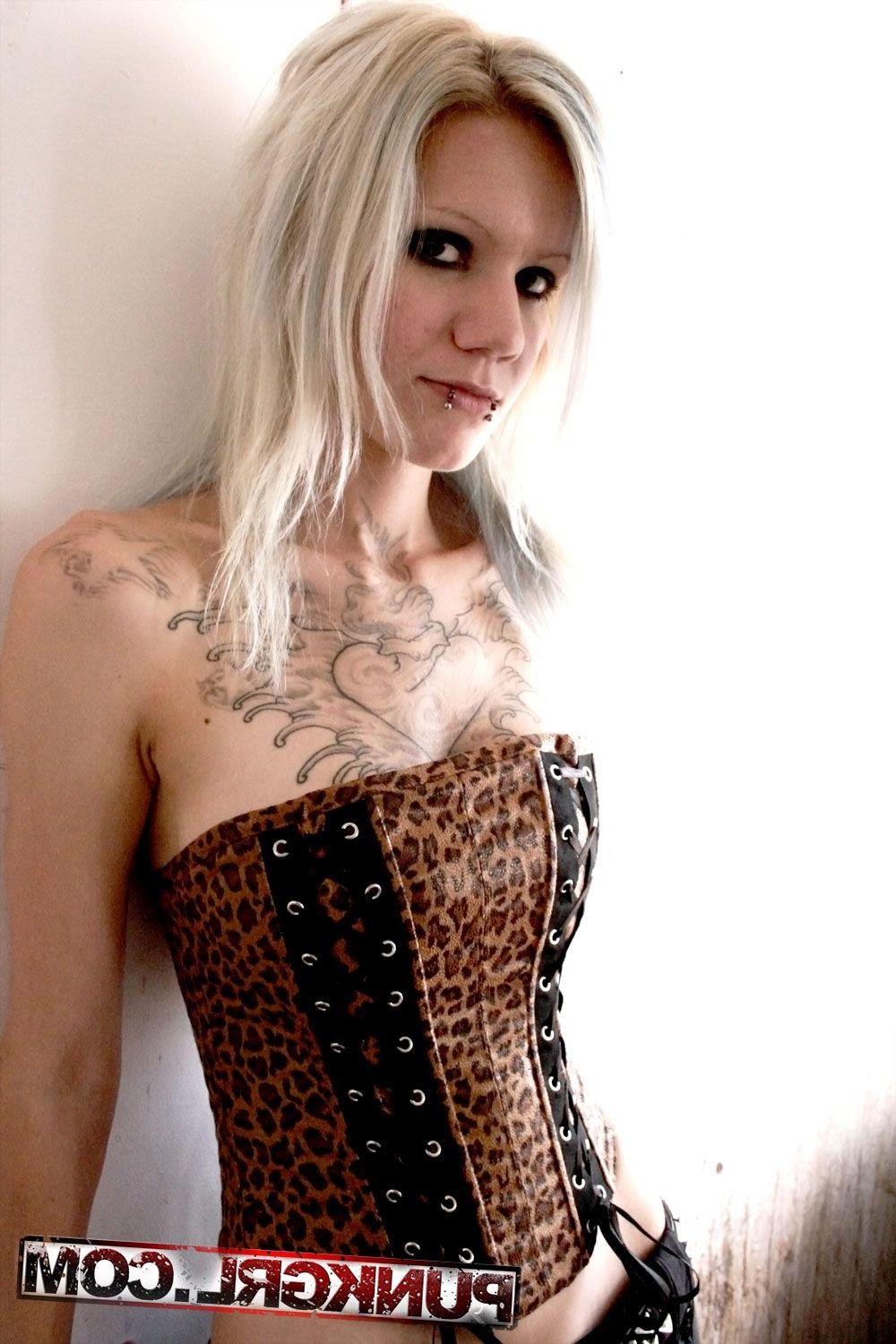 20P Pictures of punk girl Lucky showing you her tits
