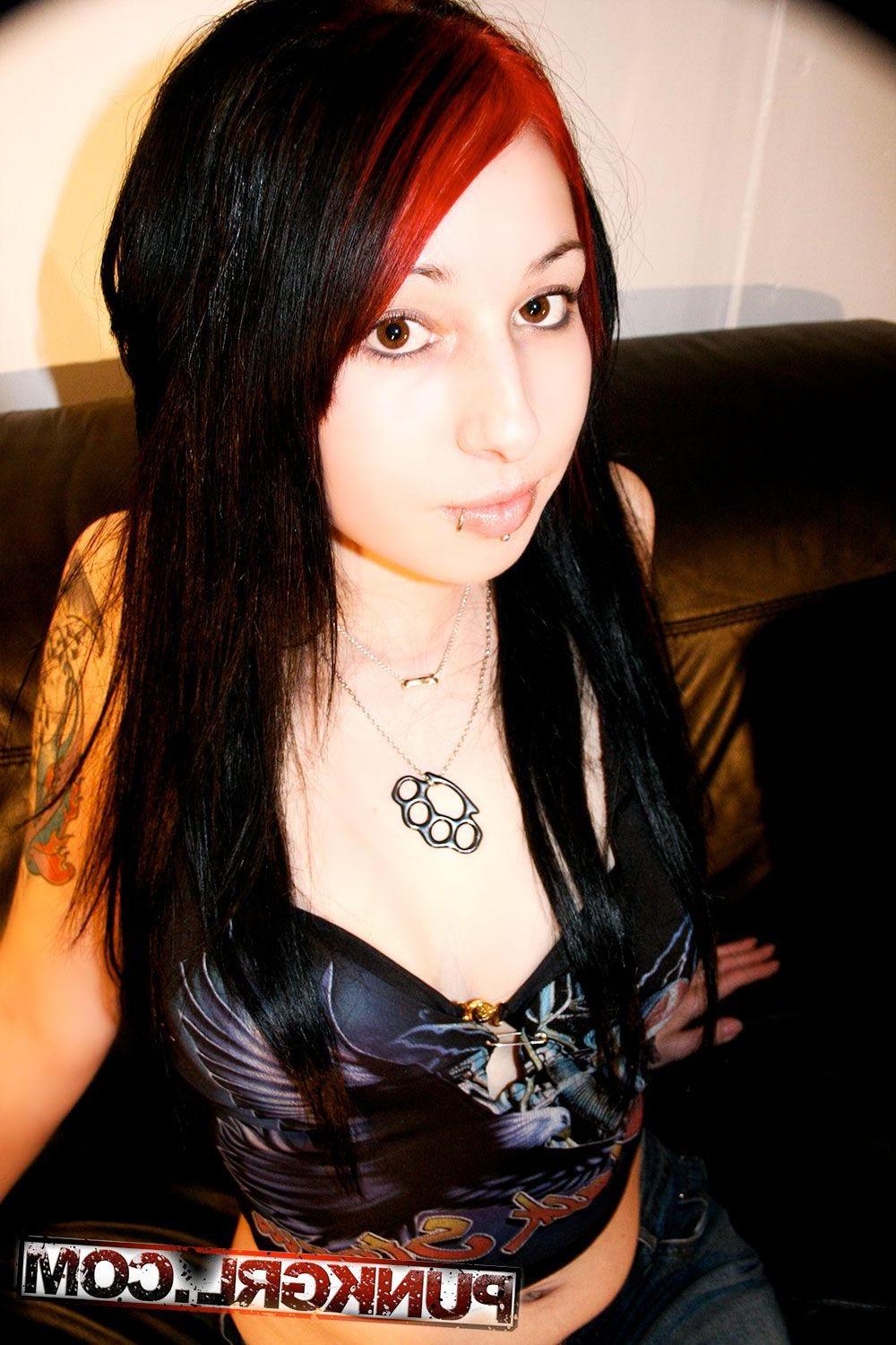 20P Pictures of Tarrie Noir showing her amazing legs