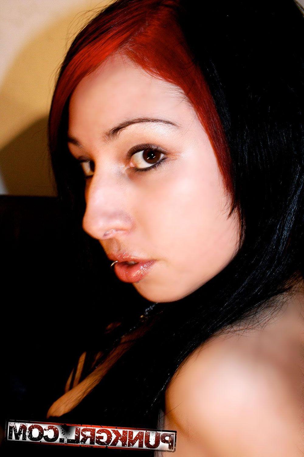 20P Pictures of Tarrie Noir showing her amazing legs