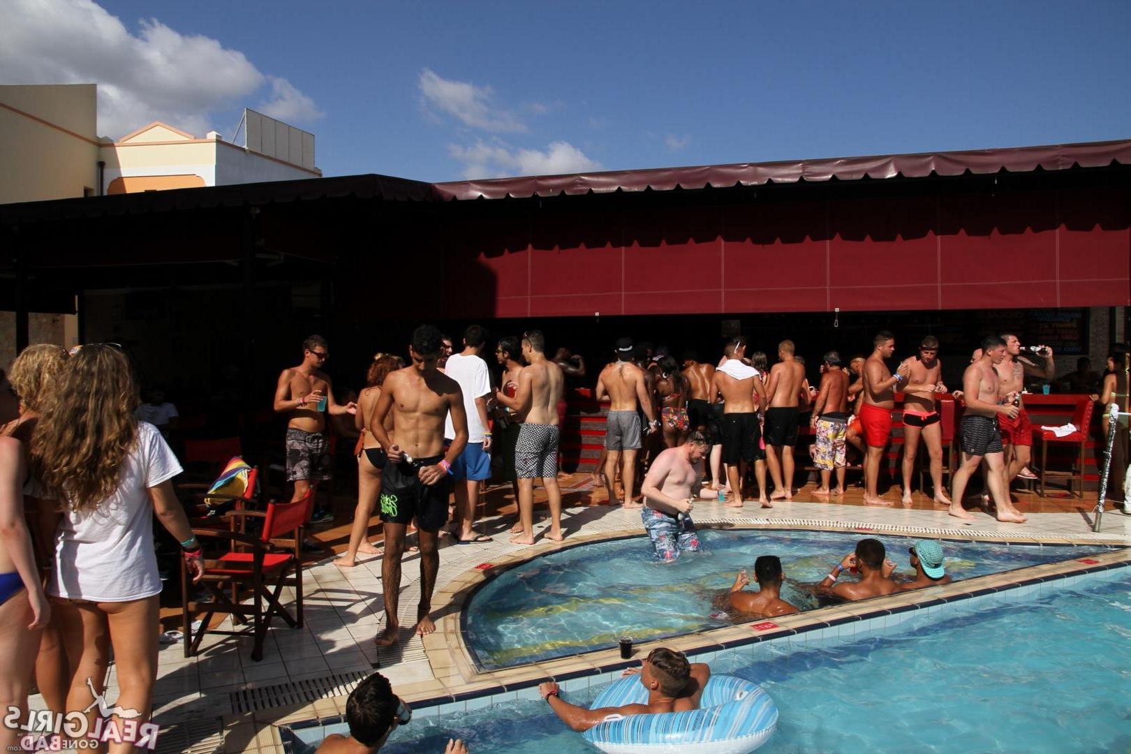 11P Wild college students get naked at a pool party