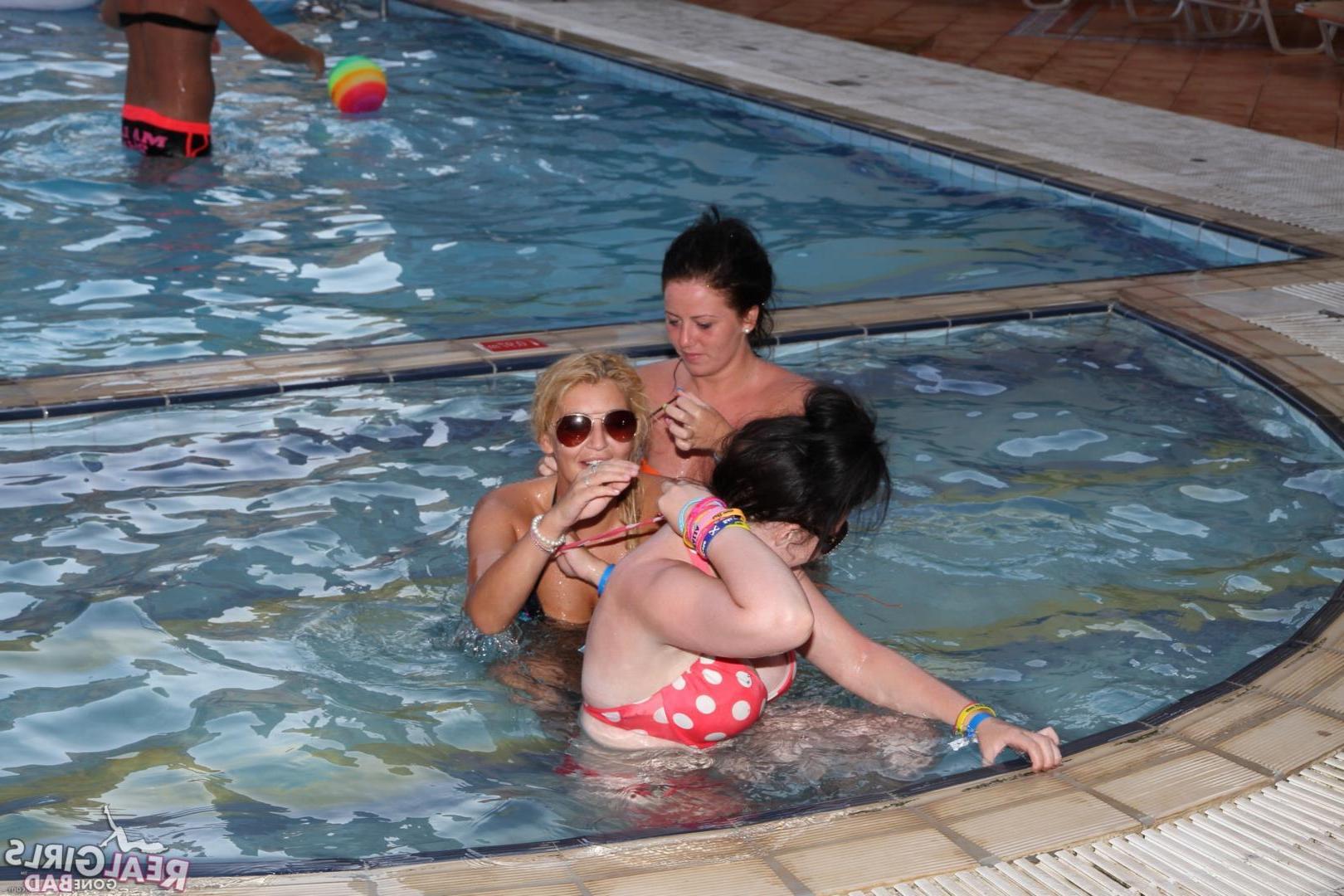 11P Wild college students get naked at a pool party
