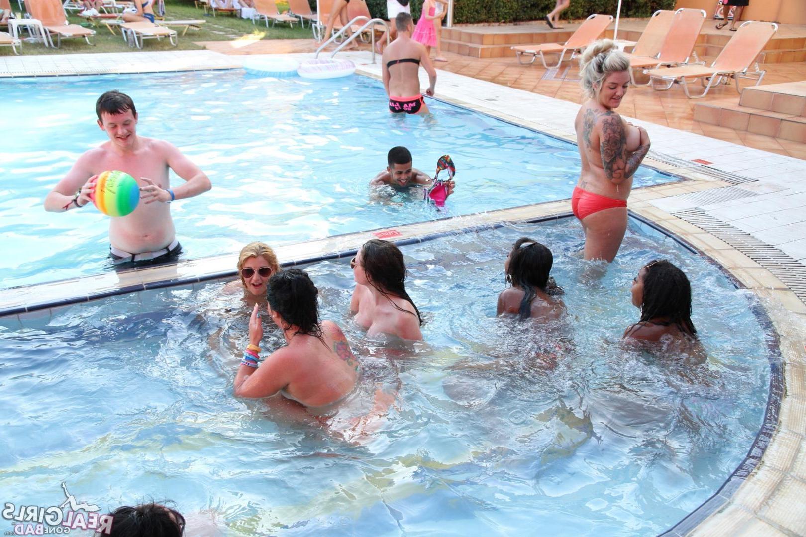 11P Wild college students get naked at a pool party