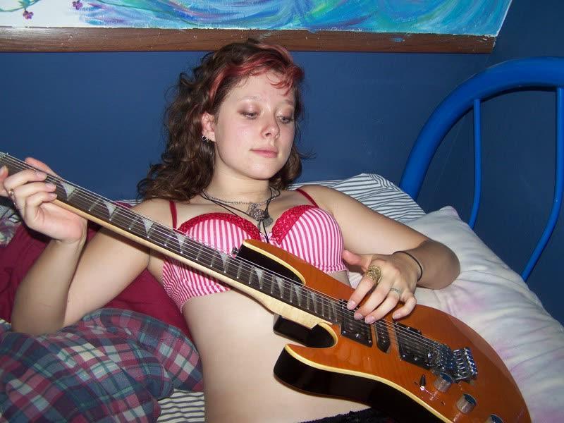 14P Hot alt rocker GFs pose for the camera